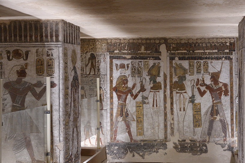 10 MAK_5958.jpg - Le tombe sono riccamente affrescate, Queste scene raffigurano, il faraone Ramses III interagisce con le divinità.